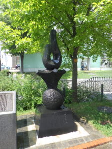 清掃されてきれいになった「札幌建設の地碑」