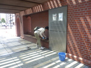 8月2日に南1条休憩施設とモニュメントの清掃をするお助け隊