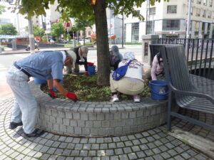 8月8日に円形ますの除草をするお助け隊