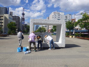 8月26日に彫刻清掃をする彫刻清掃ボランティアの創成川ポポロ