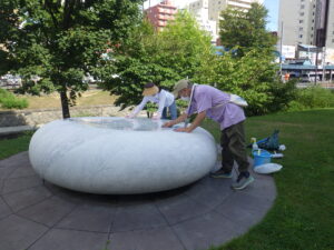 8月26日に彫刻清掃をする彫刻清掃ボランティアの創成川ポポロ