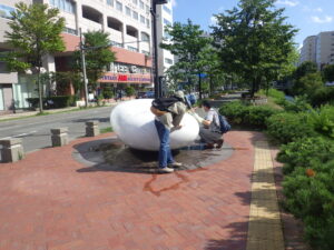 8月26日に彫刻清掃をする彫刻清掃ボランティアの創成川ポポロ