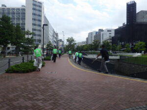 8月24日に公園のごみ拾いをする企業ボランティアのみなさん