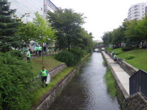 8月24日に公園のごみ拾いをする企業ボランティアのみなさん