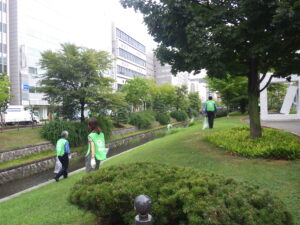 8月24日に公園のごみ拾いをする企業ボランティアのみなさん