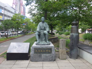 清掃されてきれいになった「大友亀太郎像」たち