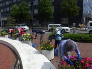 8月31日にコンテナ花壇のお手入れをする花くらぶ