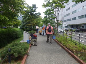 9月6日に園路や花壇の除草をするお助け隊