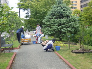 9月6日に園路や花壇の除草をするお助け隊