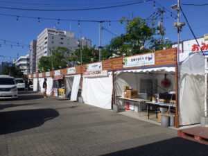 9月8日から始まるリバーサイドグルメパークの設置の様子