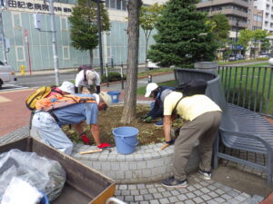 9月13日に円形ますの除草作業をするお助け隊