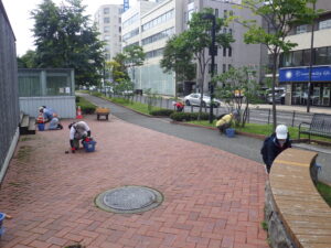 9月13日に園路の除草作業をするお助け隊