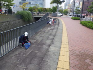 9月20日に階段の除草作業をするお助け隊