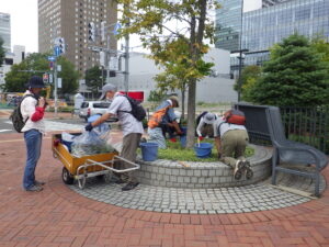 9月20日に円形ますの除草作業をするお助け隊