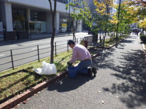 10月13日に今年度最後の作業をする除草ボランティア