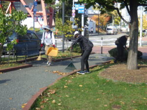 10月25日に落ち葉清掃をするお助け隊