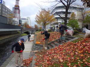 11月1日に落ち葉清掃をするお助け隊