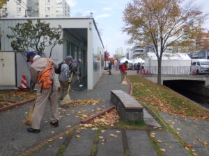 11月1日に落ち葉清掃をするお助け隊