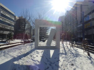 11月25日の安田侃彫刻作品「生棒」の様子