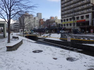 11月30日に南3条で今年度最後の作業をする公園作業員さんたち