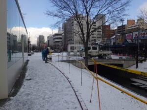 11月30日に南3条で今年度最後の作業をする公園作業員さんたち