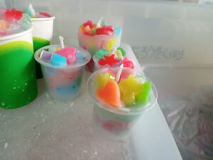 まちの灯りで行うカラフルロウソク作りの見本