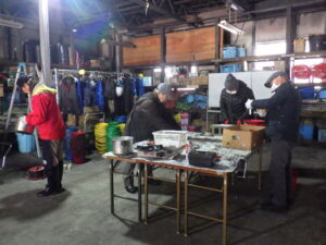 12月20日にロウソク作りの作業をするお助け隊