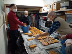 12月12日に樹名板の清掃チェック作業をする植物ボランティア