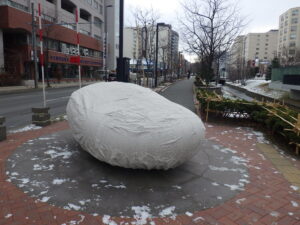 12月2日にシートがかけられた安田侃彫刻作品の天秘