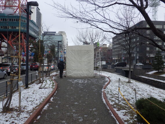 「安田侃彫刻作品も冬ごもりに入ります」の画像