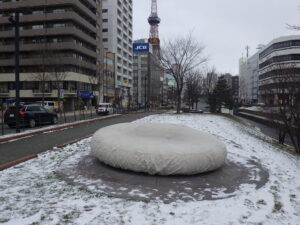 12月2日にシートがかけられた安田侃彫刻作品の天秘