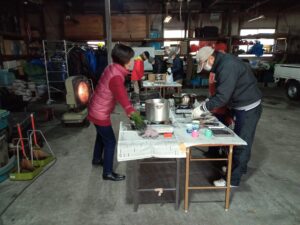 12月6日にロウソク作りをするお助け隊のメンバー