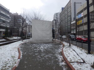 12月2日にシートがかけられている安田侃彫刻作品の生棒