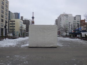 12月2日にシートがかけられた安田侃彫刻作品の生誕