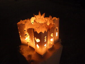 1月20日の創成川公園まちの灯りで、灯りがともった狸二条広場の様子