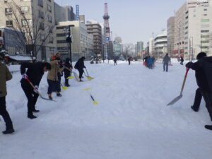 1月20日の創成川公園まちの灯りで、まず除雪をして道を作るボランティアスタッフのみなさん