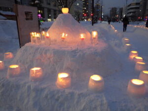 1月20日の創成川公園まちの灯りで、灯りがともった狸二条広場の様子