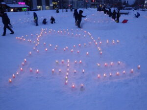 1月20日の創成川公園まちの灯りで、灯りがともった狸二条広場の様子