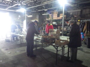 1月10日にロウソク作りをするお助け隊