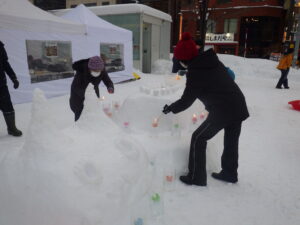 1月20日の創成川公園まちの灯りで、ロウソクを点灯する様子