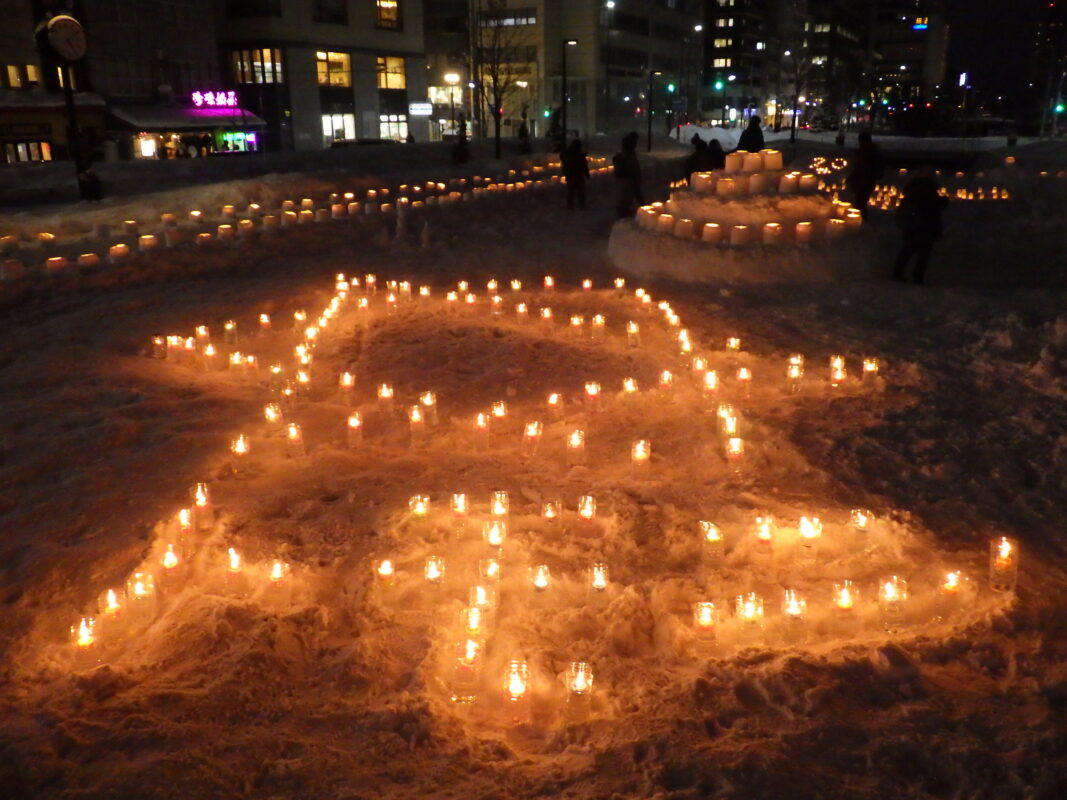 1月20日の創成川公園まちの灯りで、灯りがともった狸二条広場の様子
