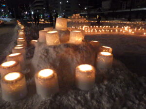 1月20日の創成川公園まちの灯りで、灯りがともった狸二条広場の様子