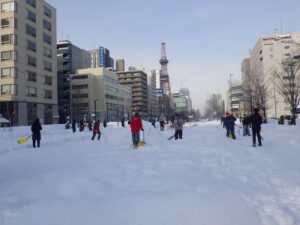 1月20日の創成川公園まちの灯りで、会場を作るボランティアスタッフのみなさん