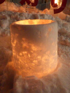 スノーキャンドルの作り方　ロウソクの灯りがもれてスノーキャンドルの出来上がり
