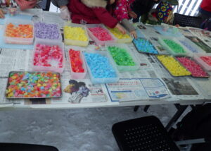 2020年1月に開催した創成川公園まちの灯りのカラフルロウソク作りの様子