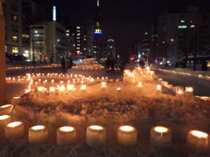 1月20日の創成川公園まちの灯りで、灯りがともった狸二条広場の様子