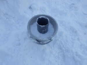 スノーキャンドルの作り方　バケツに雪をつめるところ