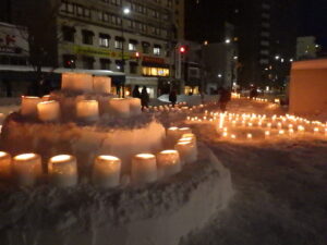 1月20日の創成川公園まちの灯りで、灯りがともった狸二条広場の様子