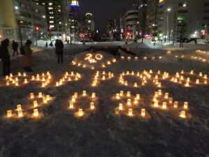 1月20日の創成川公園まちの灯りで、灯りがともった狸二条広場の様子