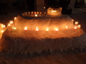 1月20日の創成川公園まちの灯りで、灯りがともった狸二条広場の様子